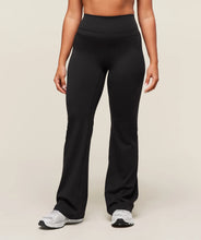Cargar imagen en el visor de la galería, Gymshark Whitney Short Flared Leggings
