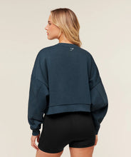 Cargar imagen en el visor de la galería, Gymshark Worn Crest Graphic Sweatshirt Blue
