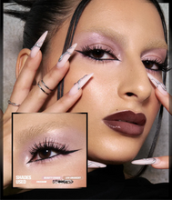Cargar imagen en el visor de la galería, Huda Beauty Pretty Grunge Eyeshadow Palette Paleta de sombras
