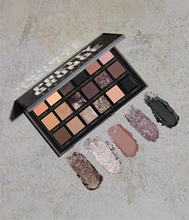 Cargar imagen en el visor de la galería, Huda Beauty Pretty Grunge Eyeshadow Palette Paleta de sombras
