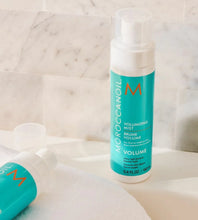 Cargar imagen en el visor de la galería, Moroccanoil Volumizing Mist spray para volumen
