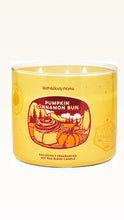 Cargar imagen en el visor de la galería, Velas aromáticas Bath &amp; Body Works
