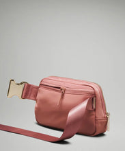 Cargar imagen en el visor de la galería, Lululemon belt bag metal hardware
