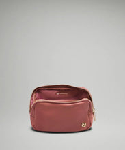 Cargar imagen en el visor de la galería, Lululemon belt bag metal hardware

