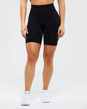 Cargar imagen en el visor de la galería, Women’s Best Define Scrunch Seamless cycling shorts black
