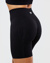 Cargar imagen en el visor de la galería, Women’s Best Define Scrunch Seamless cycling shorts black
