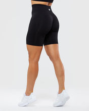 Cargar imagen en el visor de la galería, Women’s Best Define Scrunch Seamless cycling shorts black
