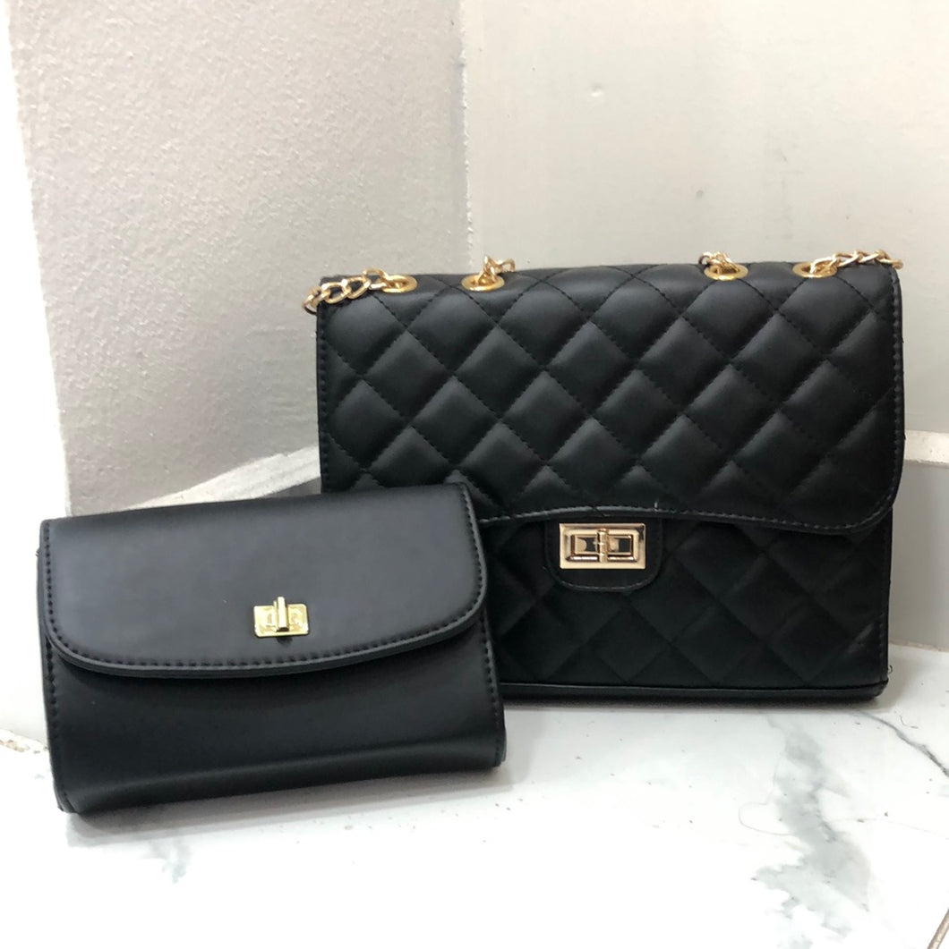 Cartera con detalles dorados