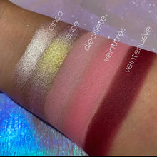 Cargar imagen en el visor de la galería, Kriz Reales Beauty Mis Treinta paleta de sombras
