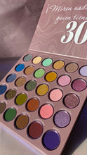 Cargar imagen en el visor de la galería, Kriz Reales Beauty Mis Treinta paleta de sombras
