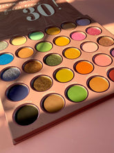 Cargar imagen en el visor de la galería, Kriz Reales Beauty Mis Treinta paleta de sombras
