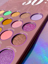 Cargar imagen en el visor de la galería, Kriz Reales Beauty Mis Treinta paleta de sombras
