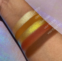 Cargar imagen en el visor de la galería, Kriz Reales Beauty Mis Treinta paleta de sombras
